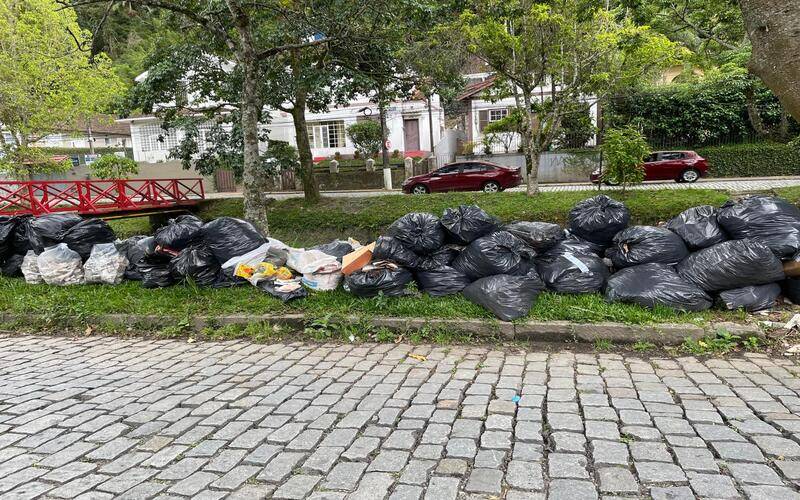 Moradores reclamam de acúmulo de lixo na Avenida Piabanha