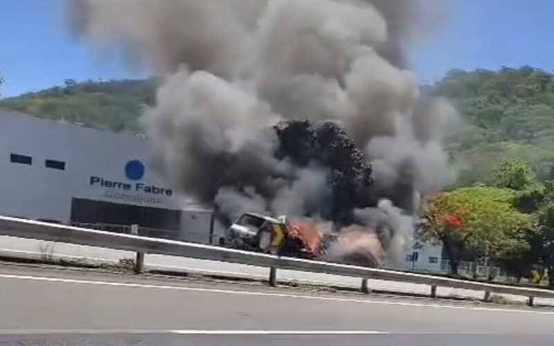 Areal: km 37 da BR-040 em meia pista devido a caminhão incendiado