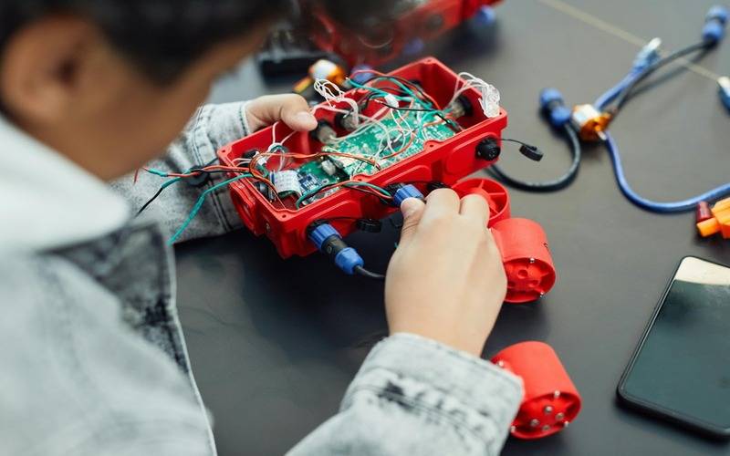 Projeto Conectados do Bem leva robótica educacional e cultura maker ao CEFET Petrópoli