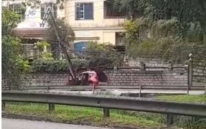 Carro bate e derruba poste na Avenida Barão do Rio Branco