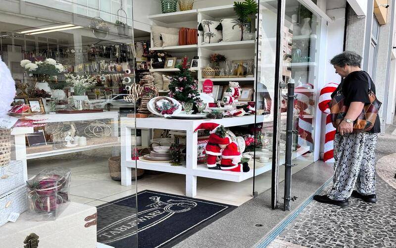 Metade do 13° salário vai para compras, aponta pesquisa do comércio