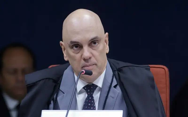 Moraes vota para manter execução das penas de Bolsonaro e demais réus