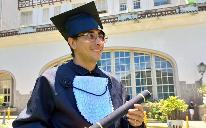 Thiago da Cruz Carneiro exibe seu diploma. O registro foi feito pelo pai orgulhoso, Al