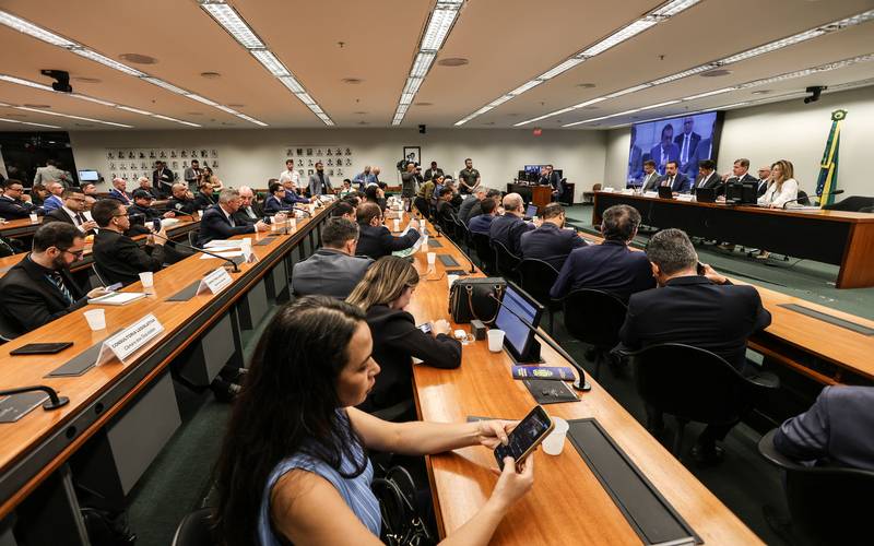 Cláudio Castro apresenta propostas à comissão especial da PEC da Segurança e defende r