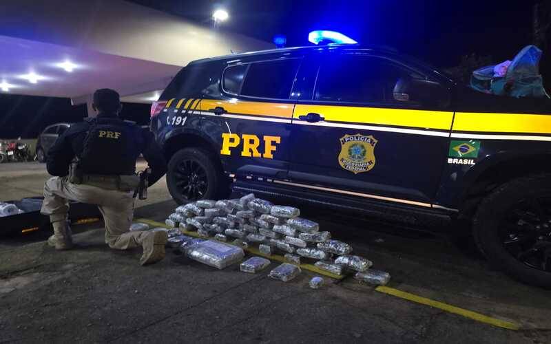 PRF prende duas mulheres por tráfico de drogas e apreende granada em ônibus interestad