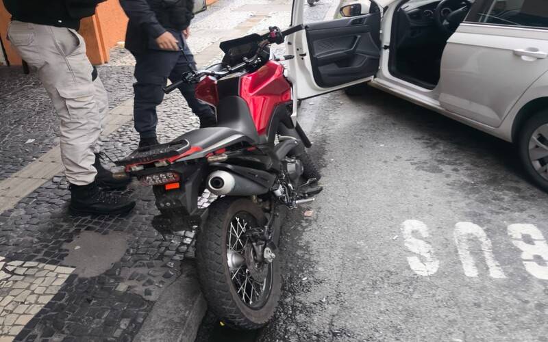 Moto furtada é recuperada pela CPTrans e CProeis no Centro Histórico