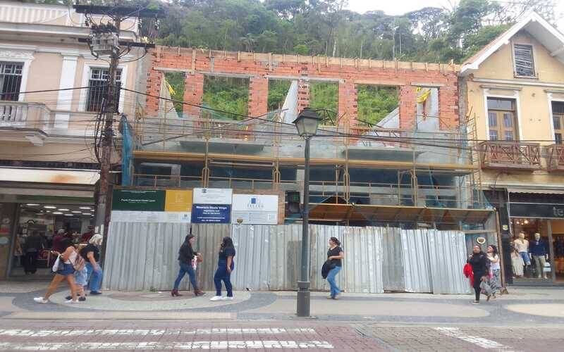 Prédio que pegou fogo na Rua do Imperador está sendo reconstruído