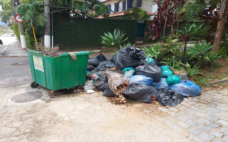 Moradores de Itaipava seguem com problemas na coleta de lixo