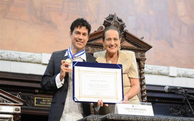 Alerj homenageia cantor Jorge Vercillo com Medalha Tiradente
