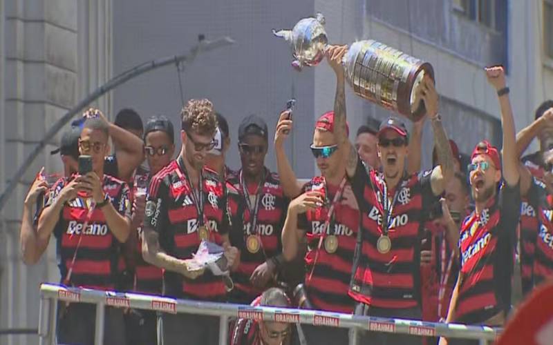   Desfile do Flamengo ocorre em ruas da região central do Centro do Rio de Janeiro