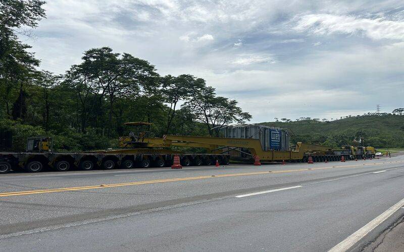 BR-040: carreta de grande porte trafega em direção ao Rio de Janeiro restringindo ultr