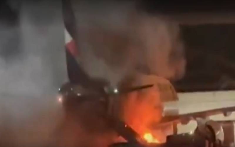 Equipamento pega fogo e passageiros são retirados às pressas de avião no Aeroporto Int