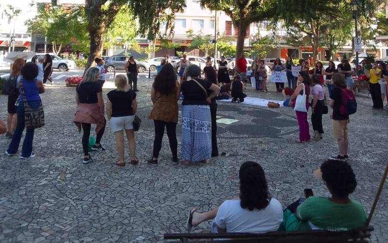 Protestos contra o feminicídio reúne pessoas no Centro da cidade 
