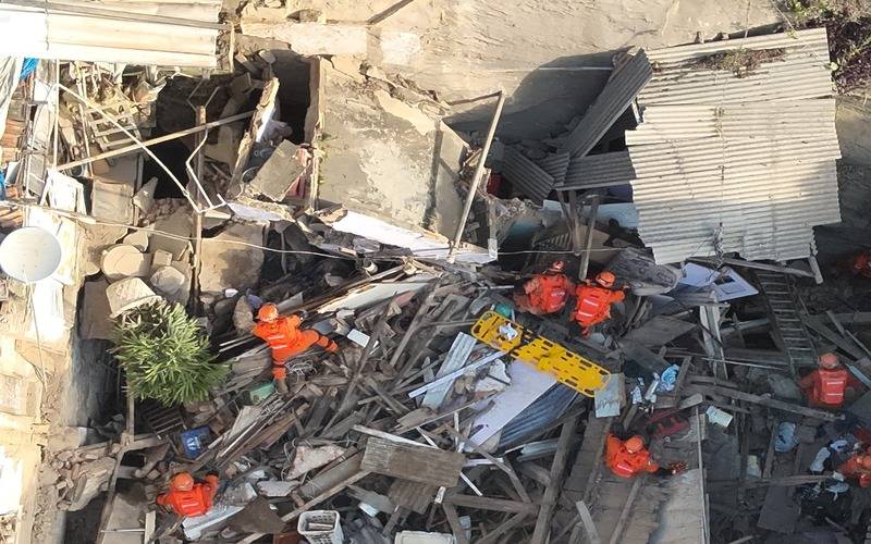 Governo do Estado mobiliza mais de 50 bombeiros em desabamento no Catete 