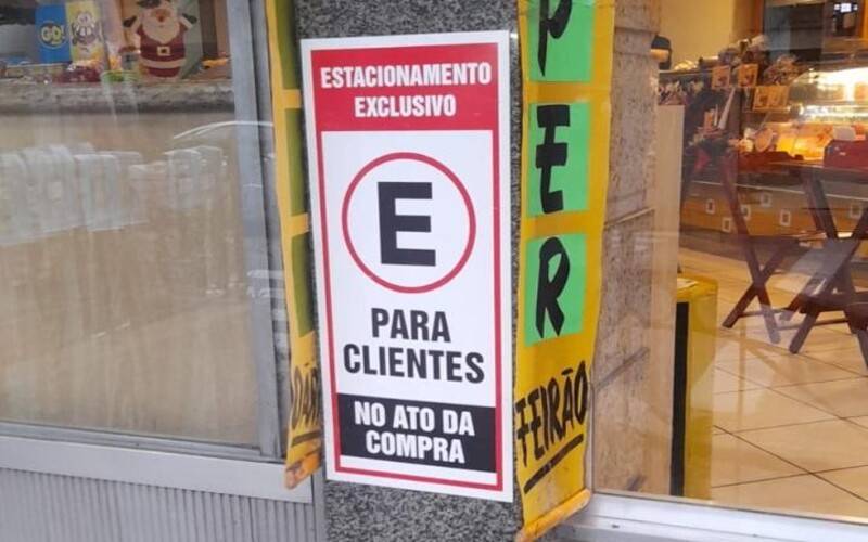 Estacionamento irregular é flagrado em frente a um estabelecimento no Bingen