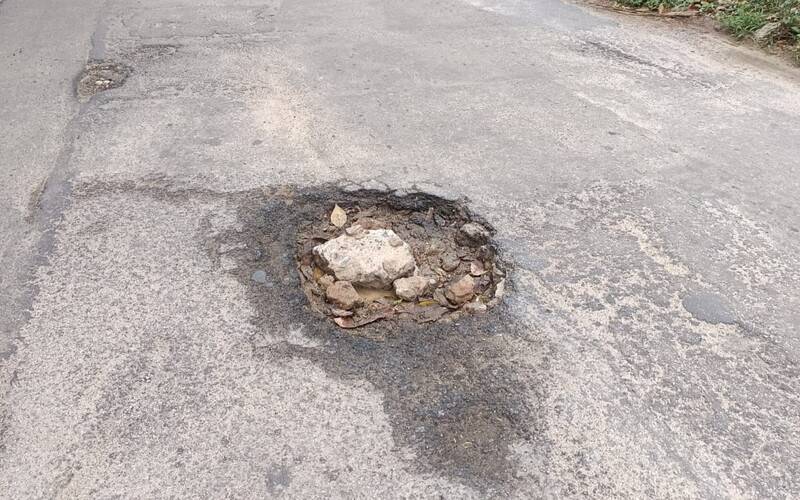 Ruas repletas de buracos em Corrêas