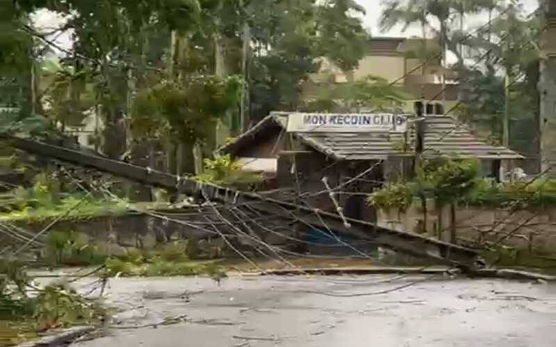 Ventania: queda de poste no Morin impede passagem de carros