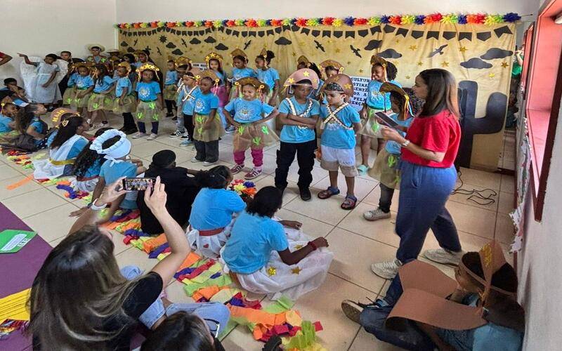 Pequena Tribo encerra o semestre com a doação de 50 cestas básicas para o Natal de fam