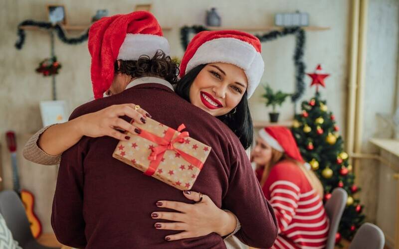 Confraternizações e amigo secreto reforçam vendas no Natal petropolitano