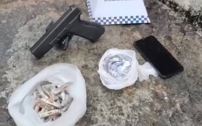 Adolescente é apreendido por tráfico de drogas durante patrulhamento em Petrópolis