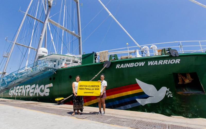 Após COP30, lendário navio do Greenpeace chega ao Rio de Janeiro