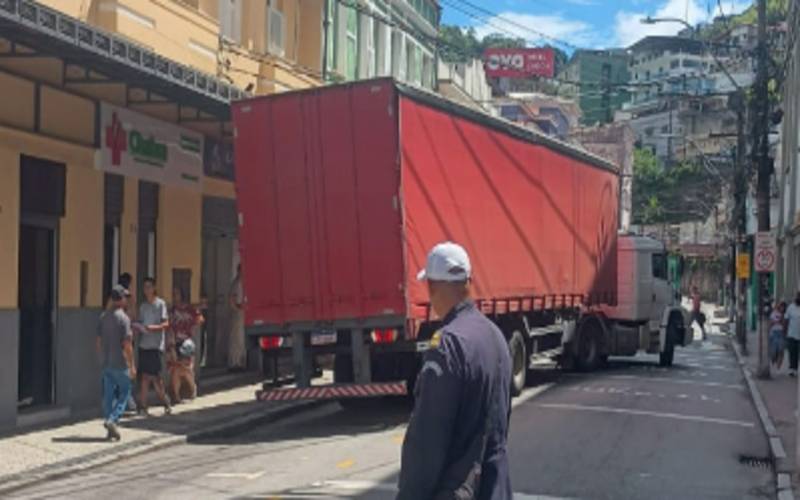 Veículos são rebocados ao ocuparem vagas de caminhões no Centro