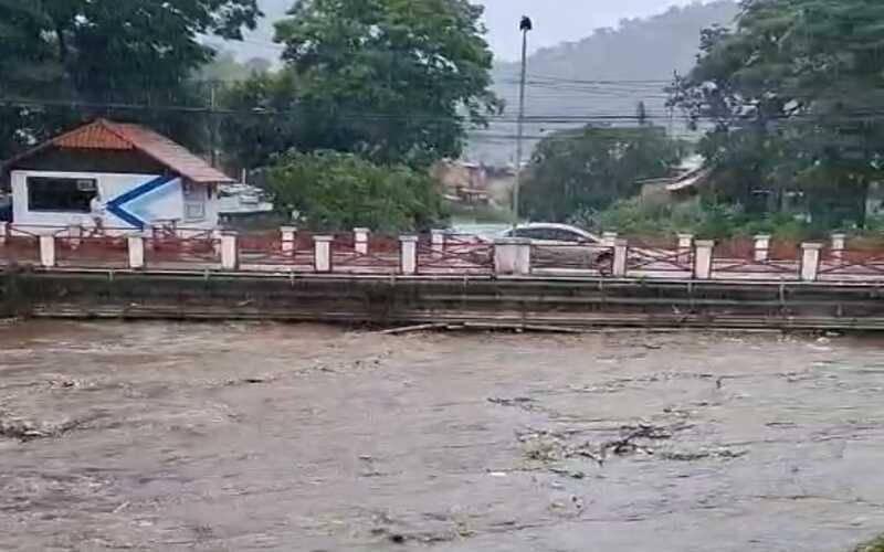 Operação dos ônibus segue interrompida em Corrêas