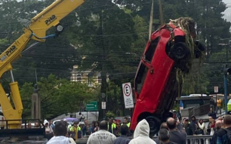   Chuva: Corpo de Bombeiros retira carro arrastado pela correnteza no Centro