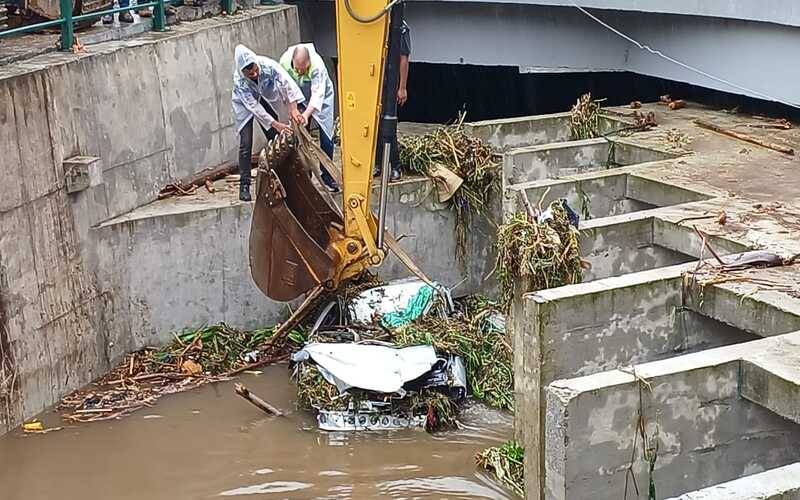 Buscas em rio na Avenida Visconde de Souza Franco: mais um carro é encontrado