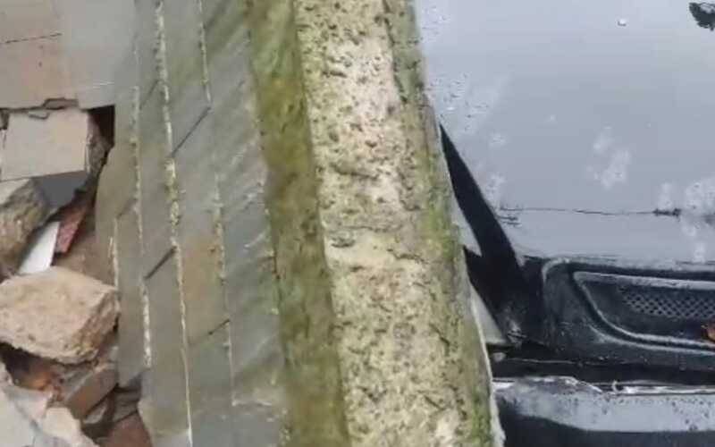 Chuva derruba muro de garagem de ônibus no Sargento Boening