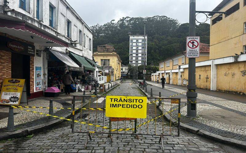 Buraco causado pelas chuvas gera interdição de rua no Centro