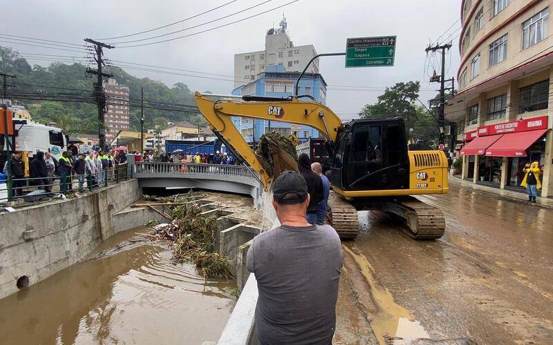 Estado segue em apoio emergencial à Petrópolis com equipamentos