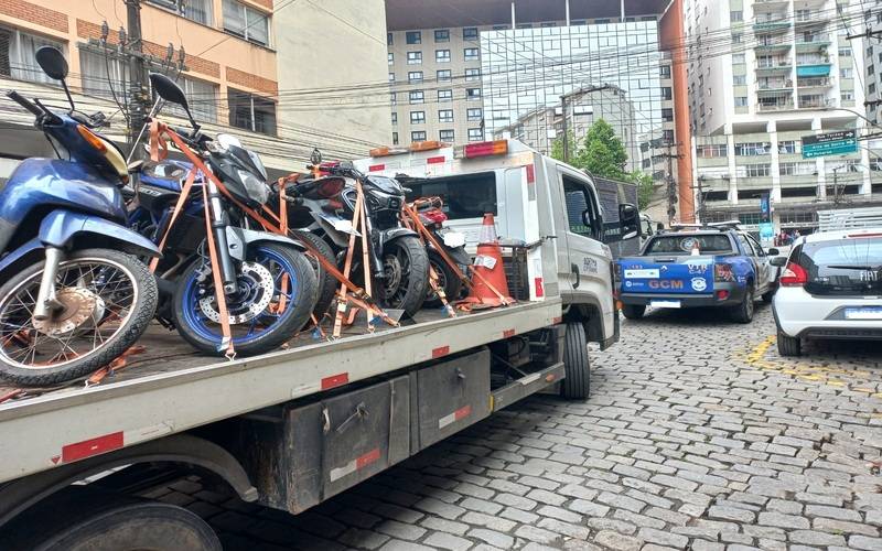 Motocicletas são rebocadas por estacionamento irregular no centro