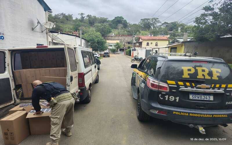 PRF apreende mais de 50 mil maços de cigarros em Petrópolis