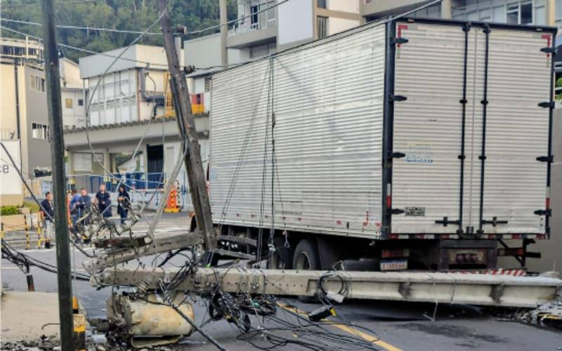 Rua Alice Hervê interditada após queda de poste