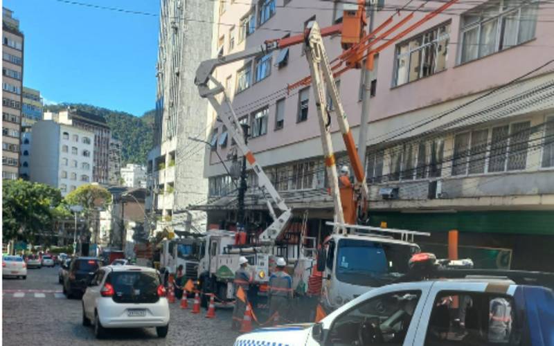 Troca de poste causa retenção no Centro 