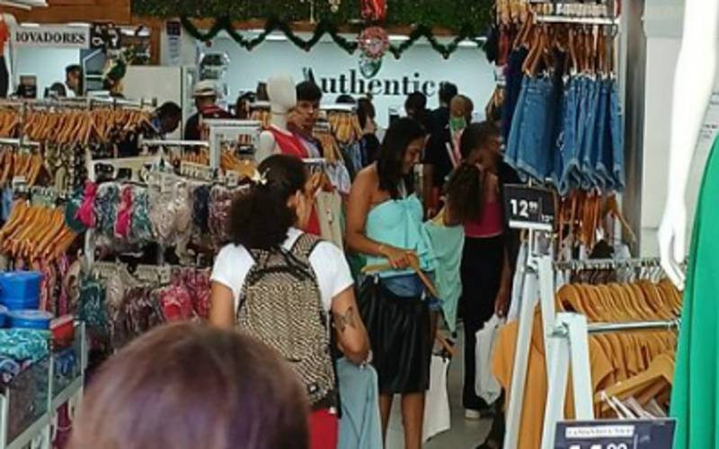 Proximidade do Natal deixa Centro da cidade movimentado nesta segunda-feira