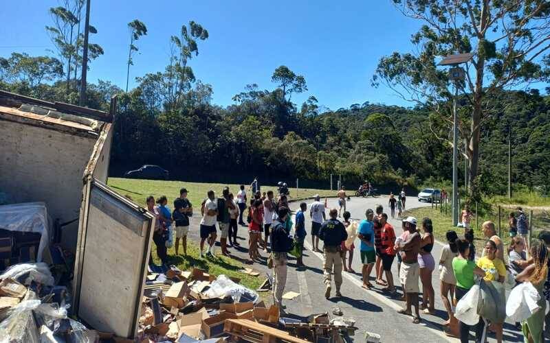 Duarte da Silveira: caminhão bate em mureta na BR-040