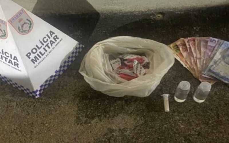 PM apreende drogas no Floresta