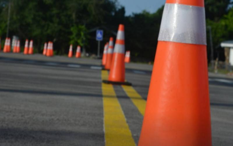 BR-040: carreta enguiçada no km 82 da subida da serra causa interdição parcial no trec