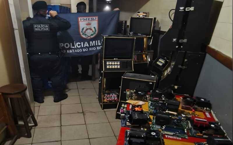 PM apreende máquinas caça-níqueis no Centro de Petrópolis 