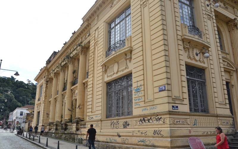 Obras dos Correios seguem paralisadas