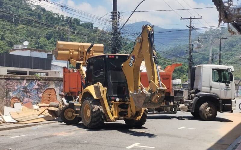 Prefeitura intensifica serviços de limpeza urbana durante período de aumento na geraçã