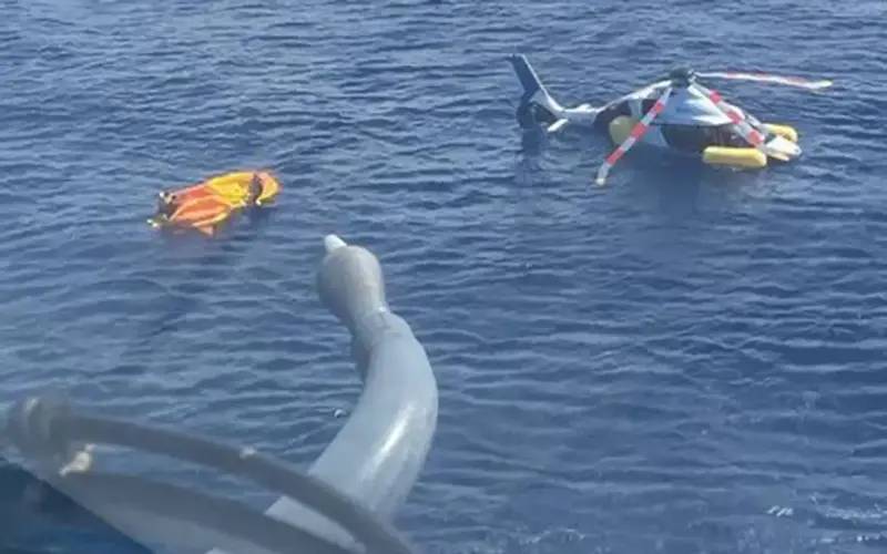 Helicóptero faz pouso forçado no mar em Cabo Frio