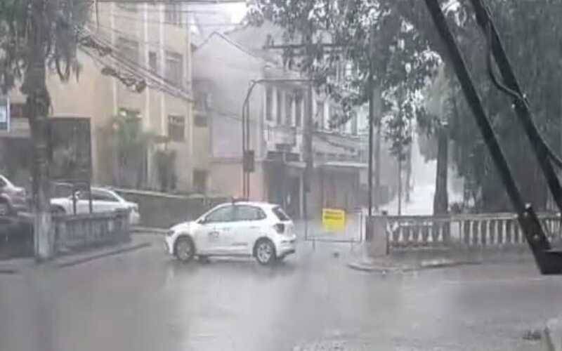   Chuva: operação de 23 linhas de ônibus interrompida 