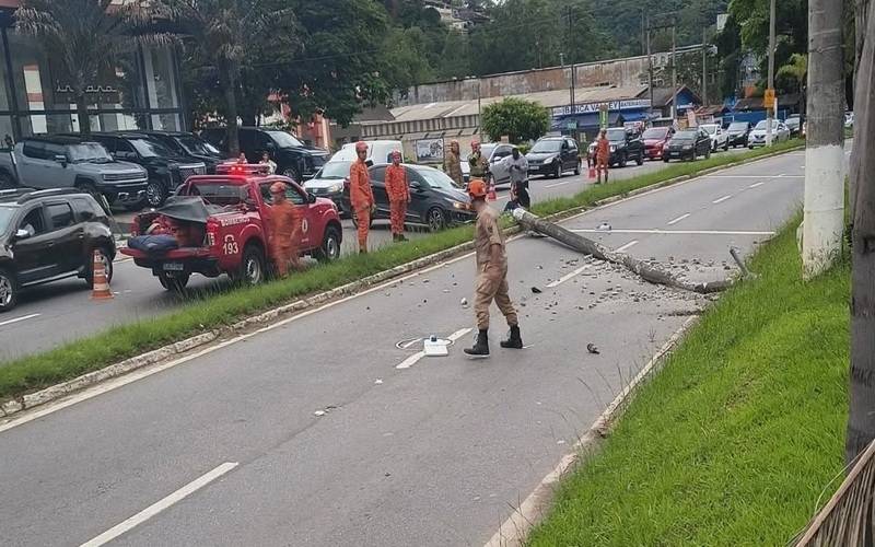 Acidente: carro bate e derruba poste em Itaipava