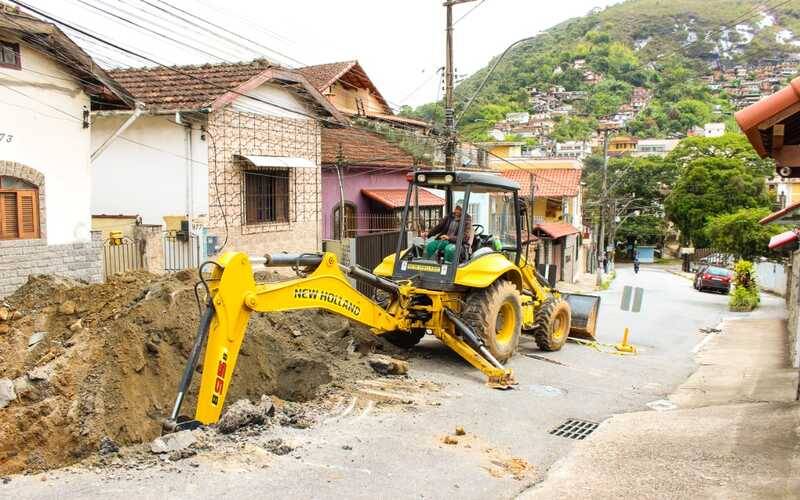 Prefeitura faz reparo em rede pluvial no Centro