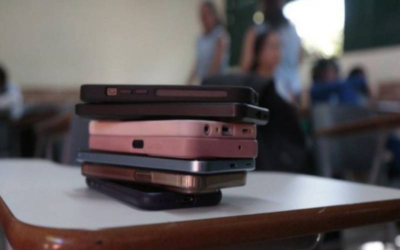Governo do Brasil realizará pesquisa sobre restrição de celulares nas escolas