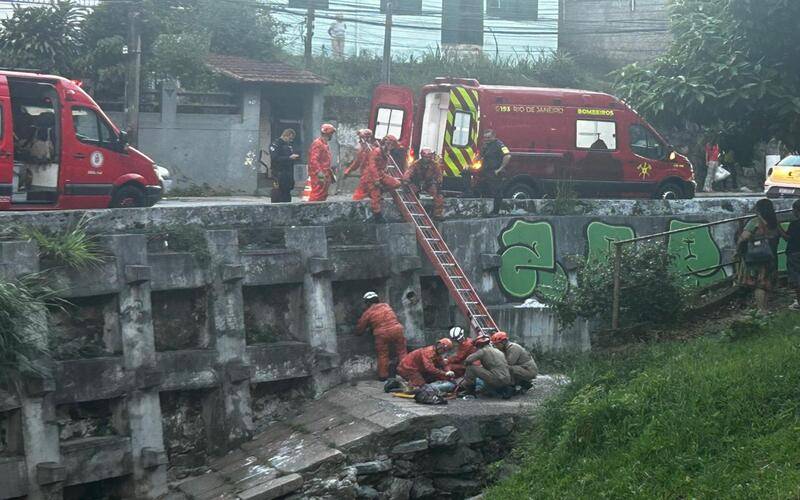 Homem saído da UPA é socorrido após cair no rio