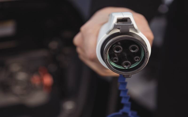 Carros elétricos e híbridos aparecem como opção sustentável no Brasil